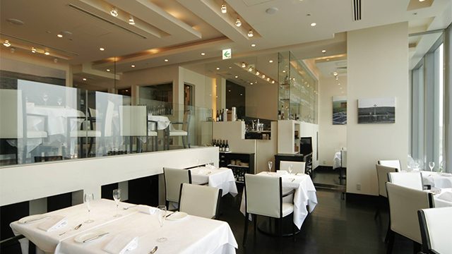 「丸ビル」 35階からのダイナミックな眺めと共にシンプルかつストレートなフランス料理を愉しめるスタイリッシュな空間のフレンチレストラン